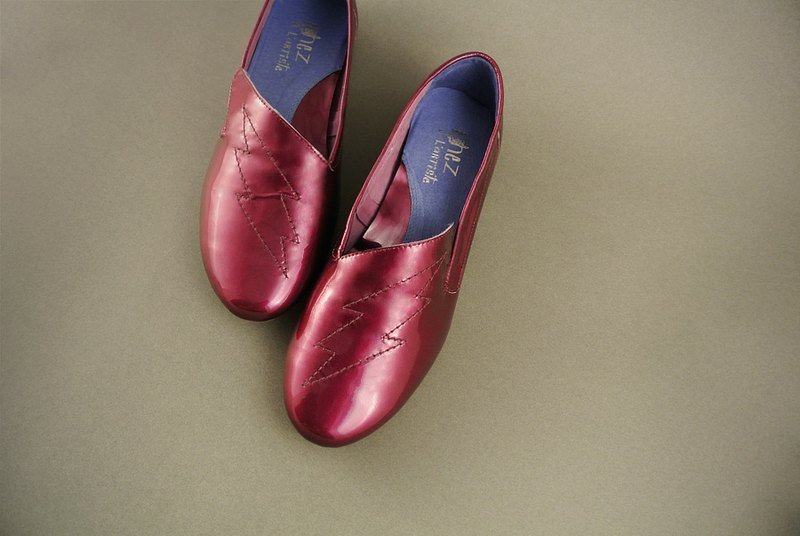 五秒后开门。软羊漆皮一脚穿走路平底鞋。　(紫) 大方出走。 - 女款休闲鞋 - 真皮 