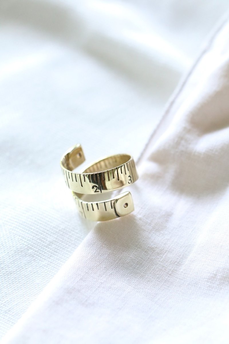 measuring tape ring by linen. - 戒指 - 其他金属 