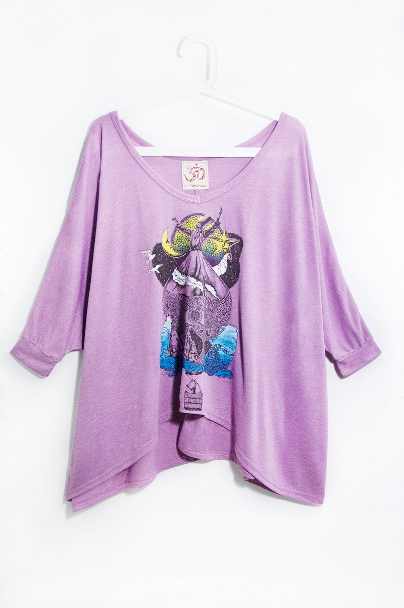 手感下摆不规则旅行T-乘着热气球去旅行吧!(玫紫色) - 女装上衣 - 棉．麻 紫色