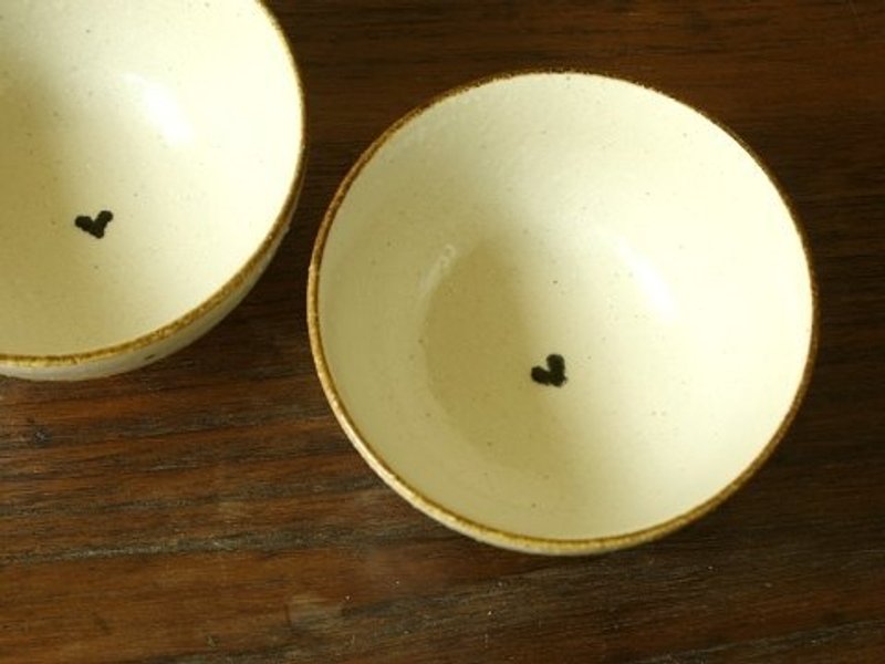 日本IZAWA   Drop Heart雀跃心 手绘妆点质朴小饭碗 黑 - 碗 - 瓷 黑色