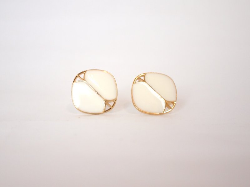 Circle dot 白色飞鱼 不锈钢耳针 耳环 耳饰 324 - 耳环/耳夹 - 塑料 白色