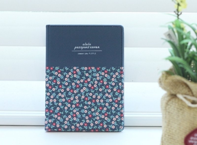 韩国【Pleple】ololo passport cover 护照夹〈Nevy Flower〉预购 - 护照夹/护照套 - 塑料 蓝色