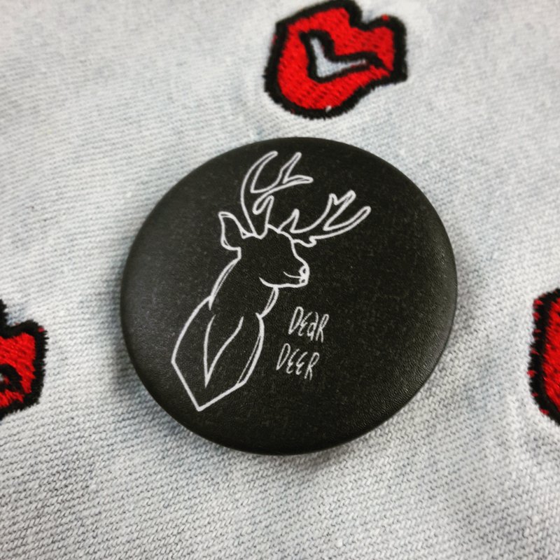 / 亲爱的鹿Dear Deer / 雾面胸章-44mm - 徽章/别针 - 塑料 黑色