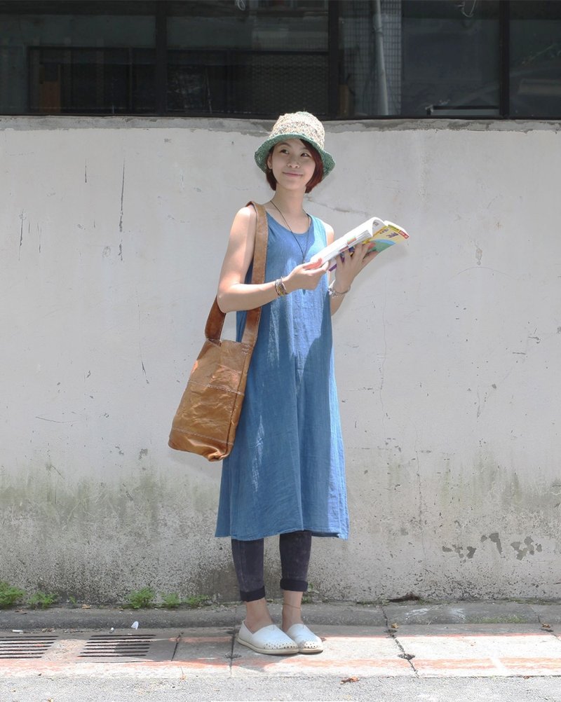 OMAKE U领后贝扣背心式连身洋装（蓝） - 洋装/连衣裙 - 棉．麻 蓝色
