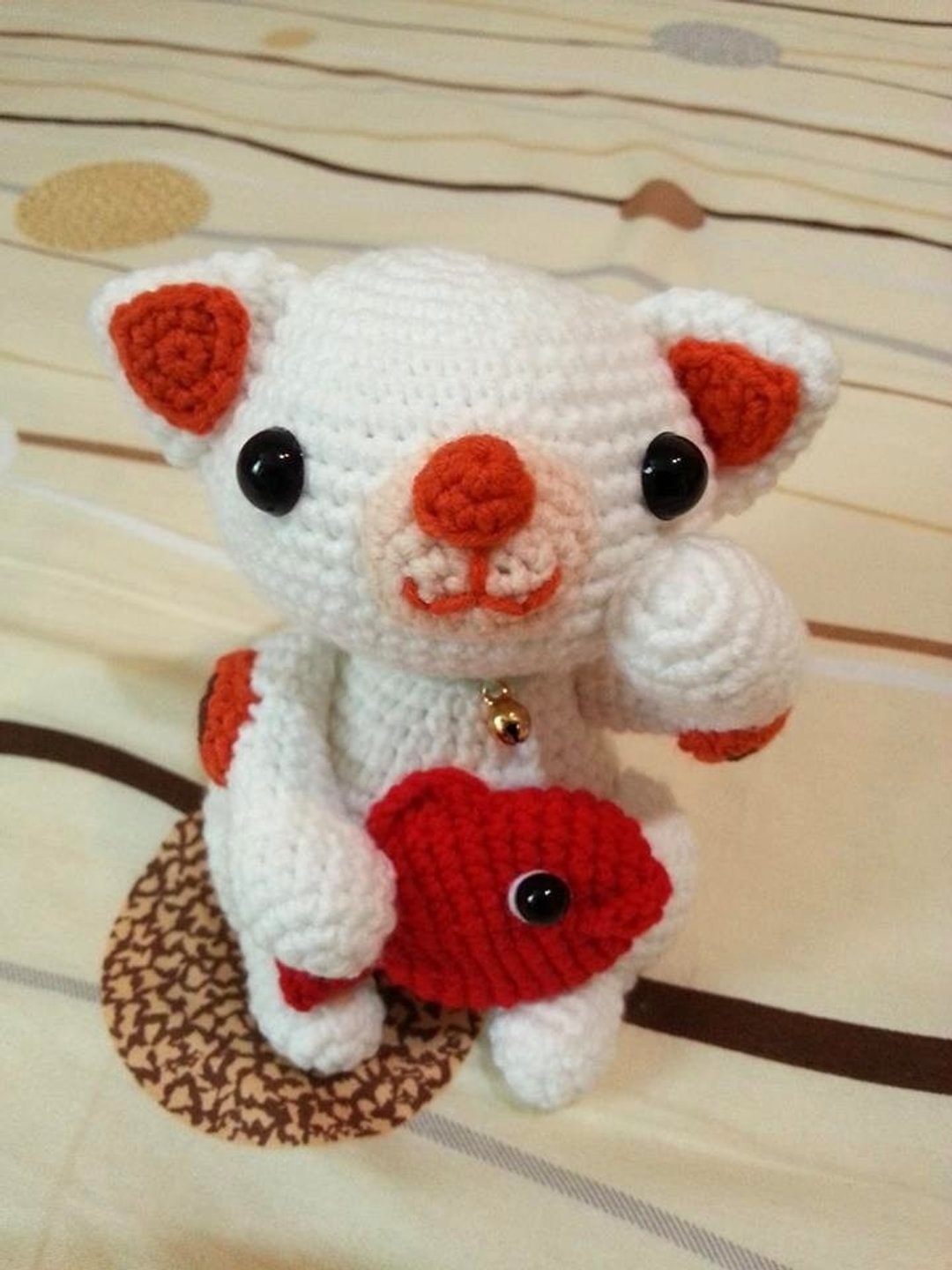 【Knitting】带来幸福的招财猫(白色母猫红金鱼款) - 玩偶/公仔 - 其他材质 多色