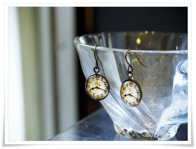 OldNew Lady-时钟-垂坠耳勾/耳环 - 耳环/耳夹 - 玻璃 黑色