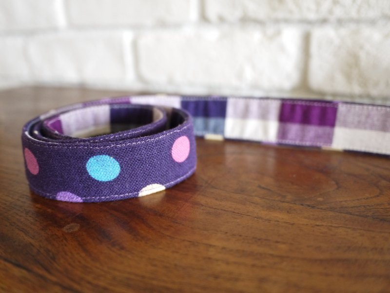 【凯蒂．心．手感生活】暖心小礼物=手工制。双面相机背带=彩色点点 - 证件套/卡套 - 棉．麻 紫色