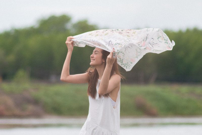 经典花采系列 - 雪白茉莉花手工围巾Classic flower Collection - Soft White Colour - Jasmine Flower - 丝巾 - 其他材质 白色