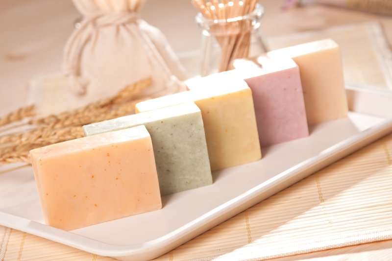 香氛手工皂旅行组(5款x30g)＋棉布袋 - 沐浴用品 - 植物．花 多色