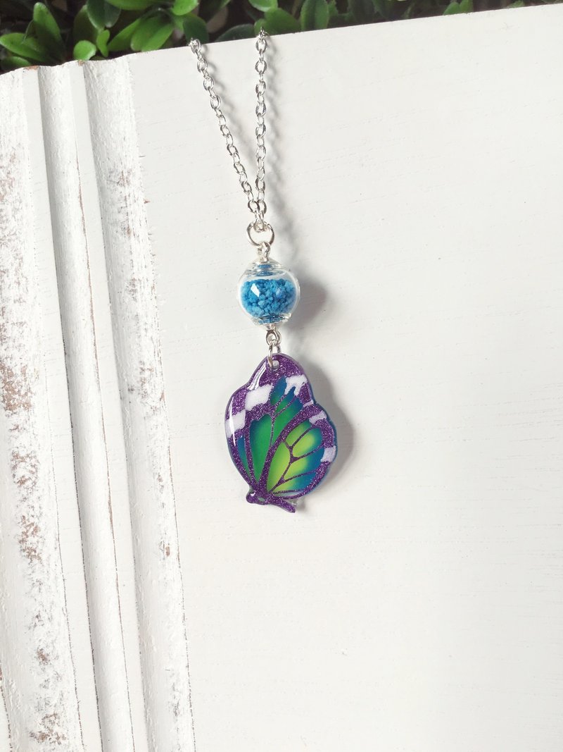 *Haku·Neko* 夜光紫色纹理蓝绿黄渐层手绘蝴蝶光亮玻璃球颈链 - 颈链 - 玻璃 蓝色