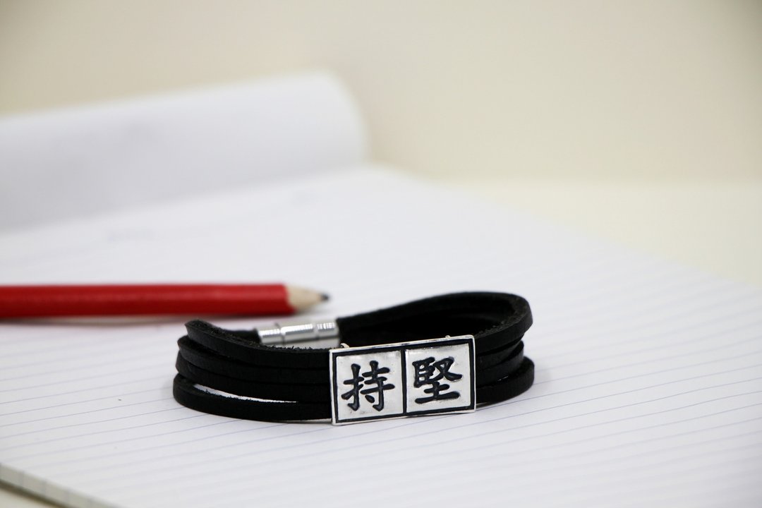 “伪文青”文字纯银皮革手链(两字17mm*35mm) ● 定制化订造 - 手链/手环 - 其他金属 灰色