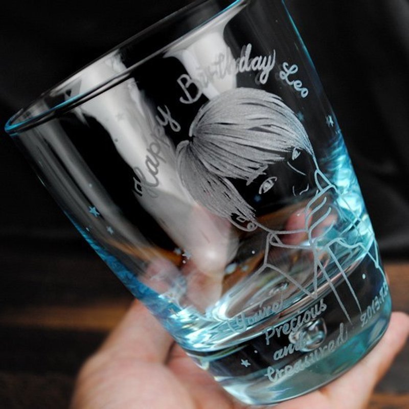 情人节340cc【把男朋友刻在杯子上】Q版娃娃满天星 意大利 Bormioli Rocco 蓝水杯 生日快乐 玻璃雕刻肖像水杯 定制化 情侣礼物 - 订制画像 - 玻璃 蓝色