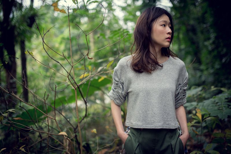 Hestia 特殊袖型短版上衣(日本进口布系列) - 女装上衣 - 其他材质 灰色