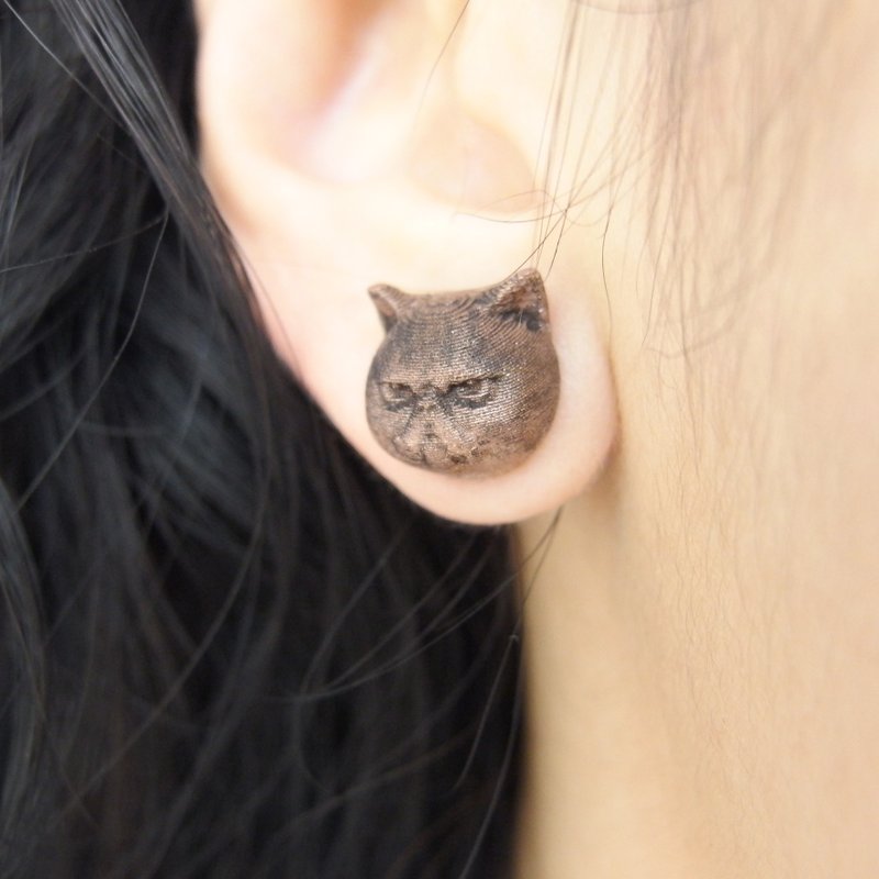 立体打印  臭脸猫耳环(一对) - 耳环/耳夹 - 其他金属 红色