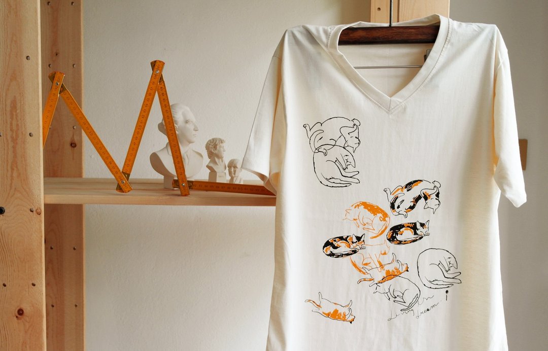 花斑猫 V领 100% 天然有机棉 T-shirt (Calico Cat) - 中性连帽卫衣/T 恤 - 棉 卡其色