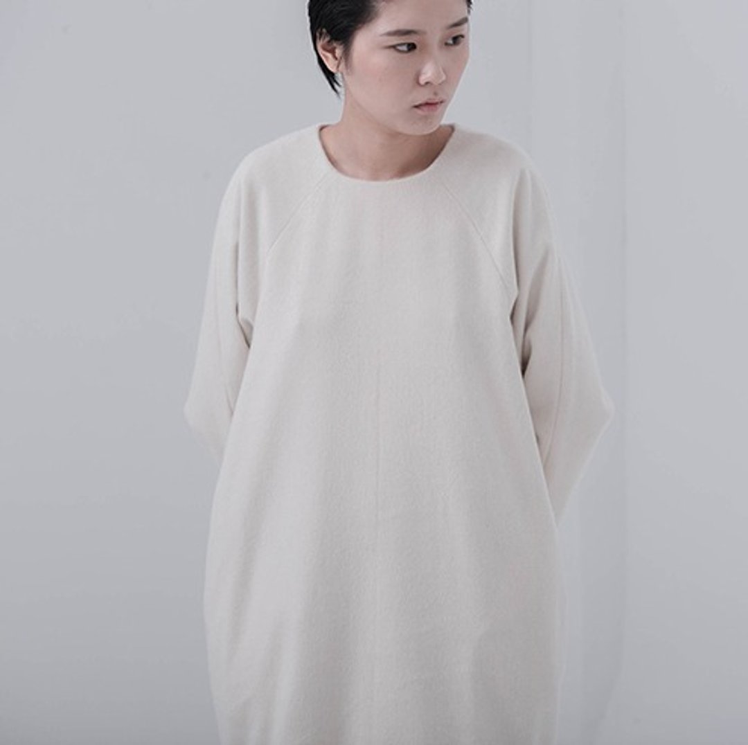【白色】羊腿袖 小圆领 兔羊绒长款套头衫 70%羊毛+30%羊绒 黑白两色 秋冬长袖打底连衣裙洋装 | 番塔塔原创独立设计 - 洋装/连衣裙 - 羊毛 白色