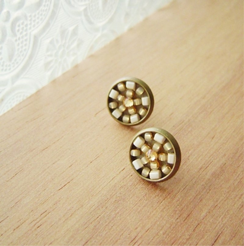 :: 小花砖 :: 我的小花园(橙)。贴耳耳环。Swarovski水钻。圆。拼贴 - 耳环/耳夹 - 其他金属 橘色