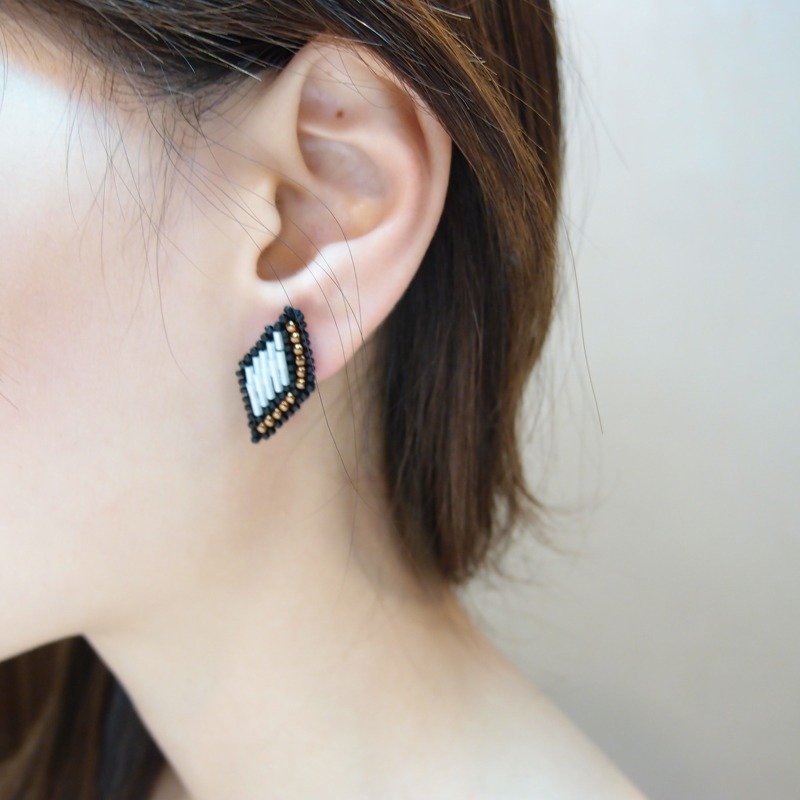 方块酒红白 菱形手工刺绣耳环 - 耳环/耳夹 - 绣线 白色