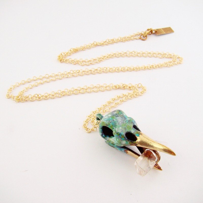 Patina crow skull in brass with clear quartz stone and oxidized antique color - 项链 - 其他金属 