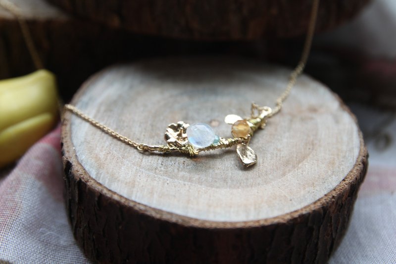 超美质素的天然蓝光胖水滴形月亮石配橙玛瑙石，金色小花树枝镀金项链 - 项链 - 宝石 金色