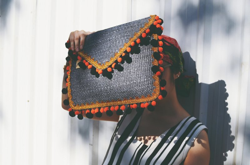 'EVA' 信封形状手拿包 - 暗灰包 //黑和橘色绒球 (A4 SIZE) - 手拿包 - 其他材质 灰色