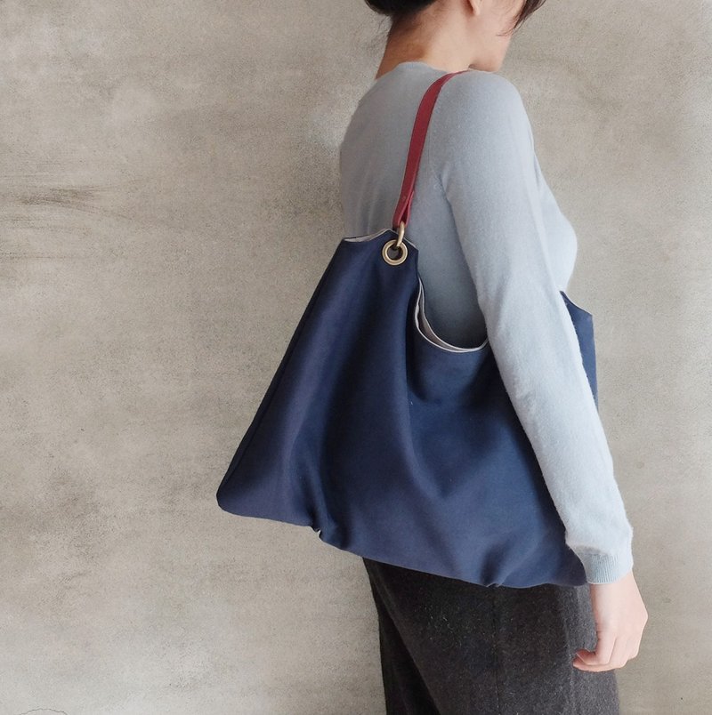 午夜巴黎　麂皮梯形抓褶空气感包　翻面换颜色　牛皮提把　深蓝+浅灰+桃红　宝蓝 - 侧背包/斜挎包 - 其他材质 蓝色