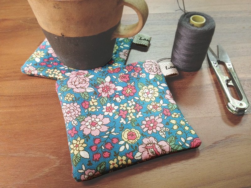 ::Lane68:: 手绘风格花卉手制杯垫--蓝底(一组2个) - 餐垫/桌巾 - 其他材质 多色