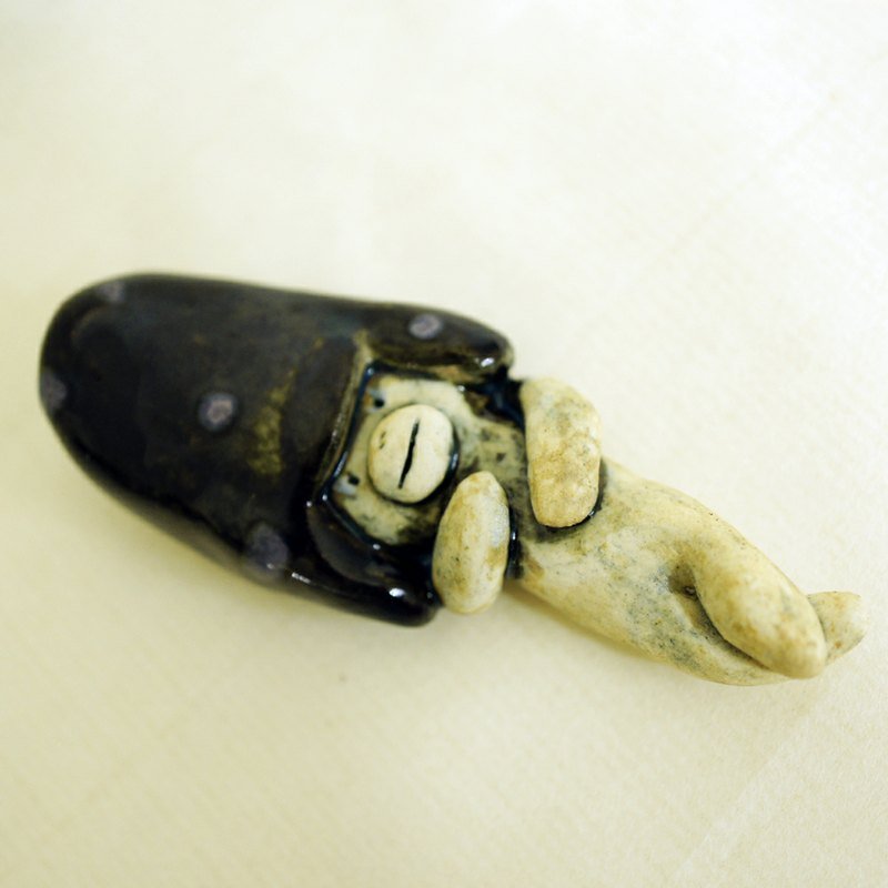 ［手感陶作］小帽人-躺着的哲学礼仪 - 花瓶/陶器 - 其他材质 黑色