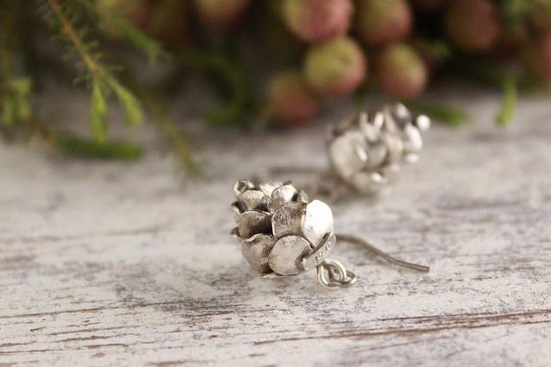 Pierce / pine cones Silver - 耳环/耳夹 - 其他金属 灰色