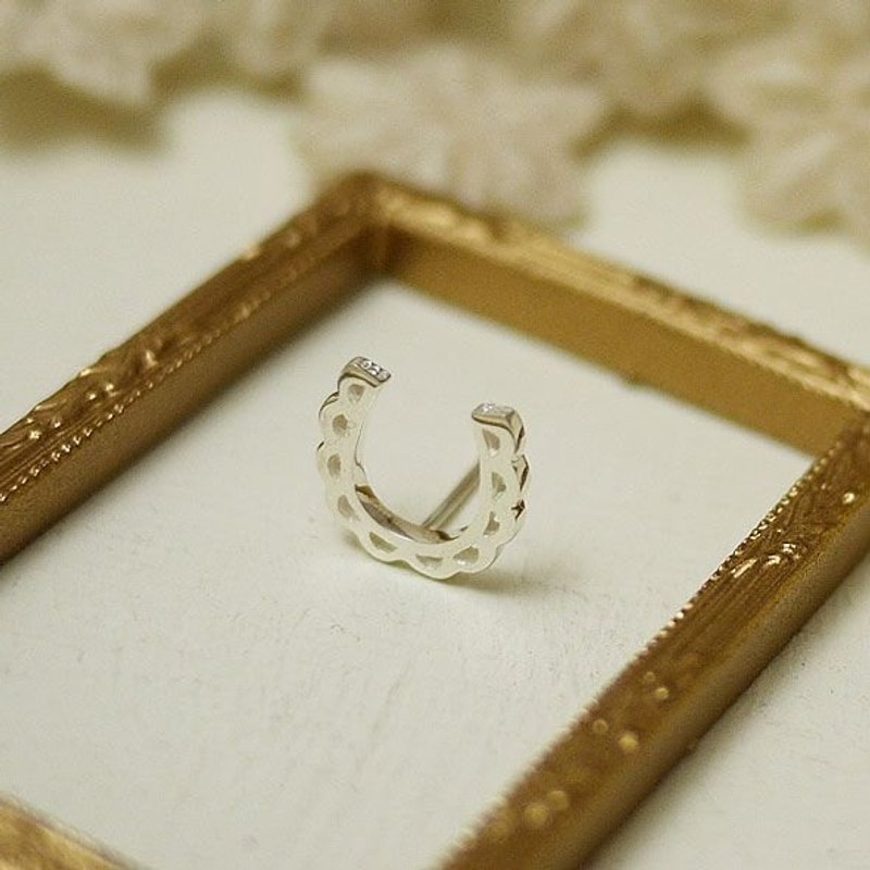 Georgia Tsao //蕾丝马蹄纯银耳针(单支) - 耳环/耳夹 - 其他金属 灰色