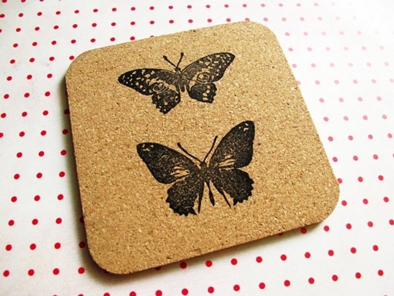 Apu手工章盖印 图鉴风蝴蝶方形软木杯垫/隔热垫 A款 - 杯垫 - 软木/水松木 