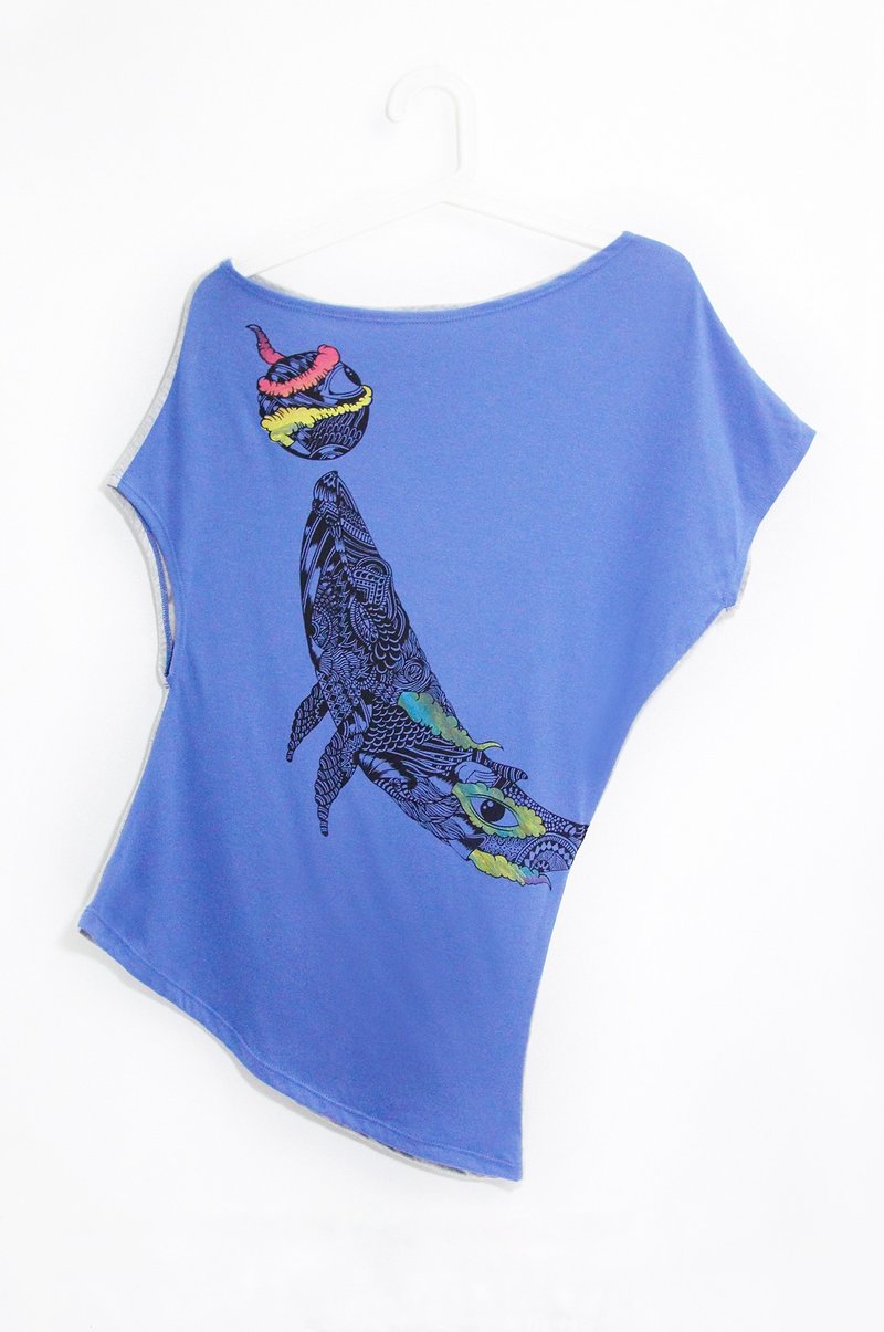 女装个性不规则斜肩Tee / 上衣 - 潜出水面的鲸鱼 ( 双面拼接 ) - 女装上衣 - 棉．麻 蓝色