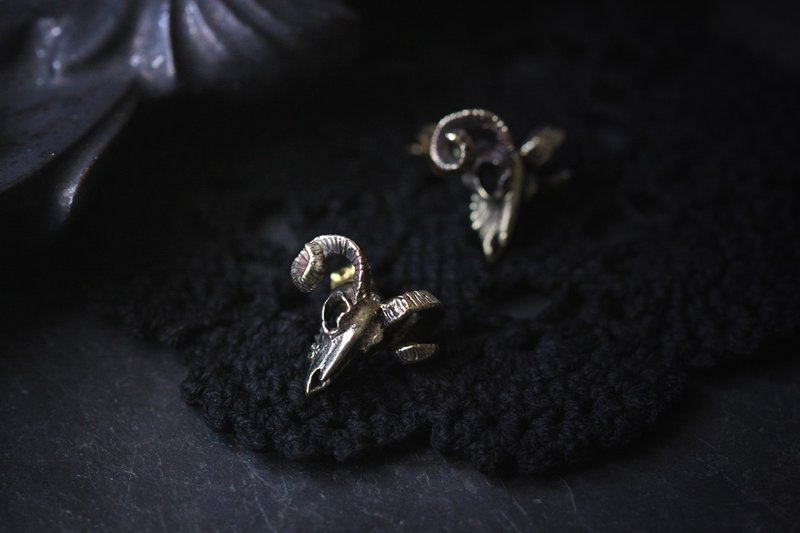 Goat Skull Stud Earrings By Defy / Goat Skeleton Jewelry / - 耳环/耳夹 - 其他金属 金色