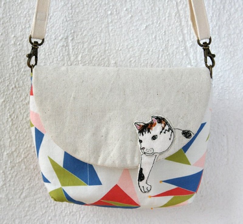 [vicPLAYground] 斜背包x立体伸手刺绣猫猫x三角几何 - 侧背包/斜挎包 - 棉．麻 蓝色