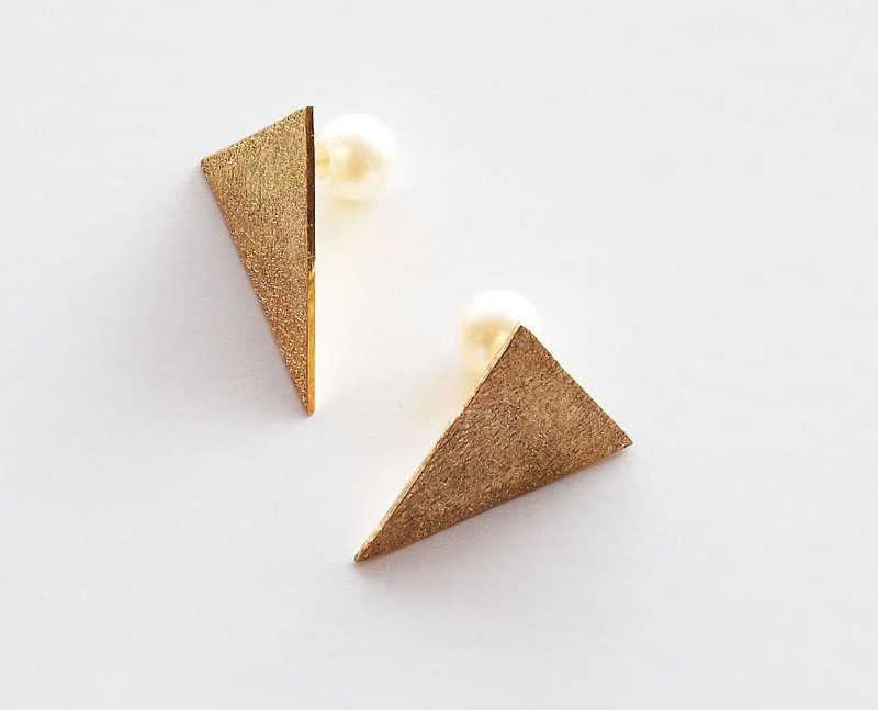 三角形＋珍珠 黄铜 耳环（雾面） - 耳环/耳夹 - 其他金属 金色