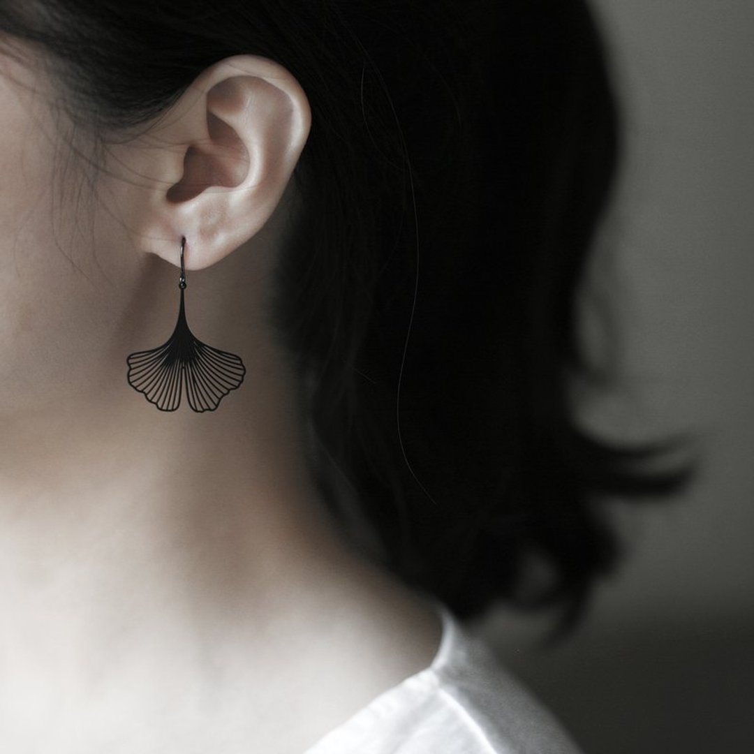 黑银杏耳环 Black Ginkgo Earrings - 项链 - 其他金属 