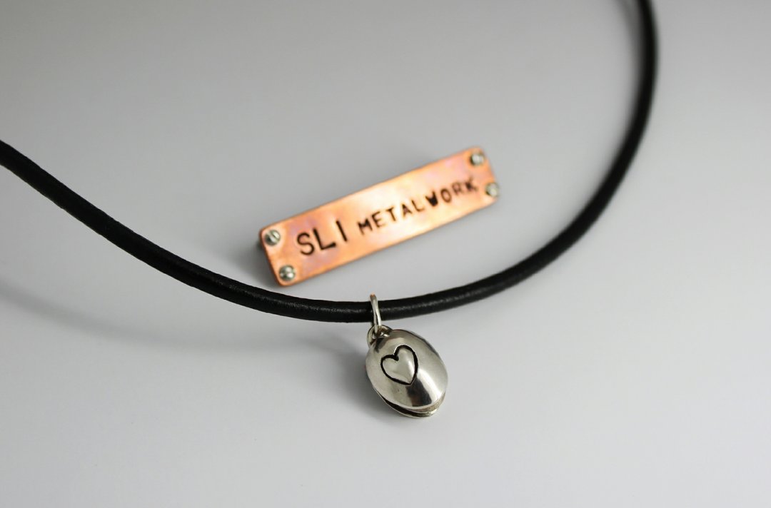 纯银项链-微笑开心果(皮绳款) {Smiling Pistachio / 925 Sterling Silver} - 项链 - 其他金属 白色