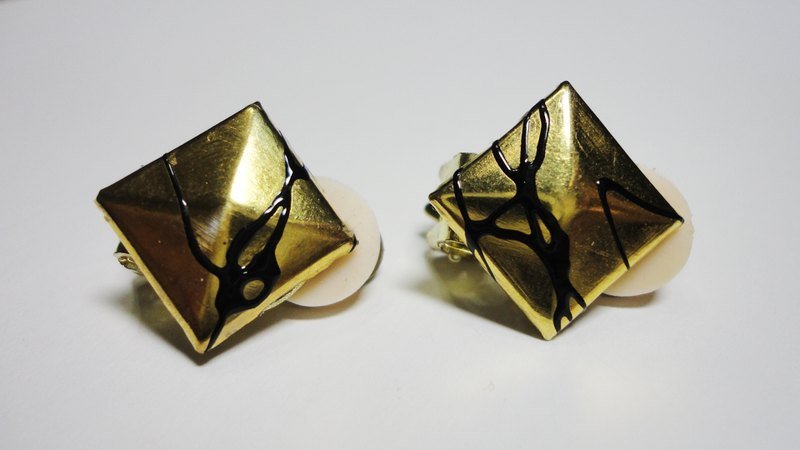 NiCorn手作-夏日摇滚季-金底黑墨条铆钉复古耳环(耳夹式) - 耳环/耳夹 - 其他材质 金色