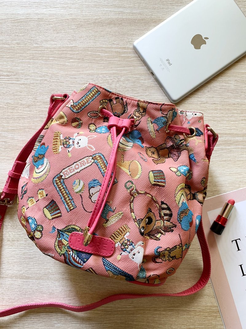 水桶包 真皮/布防泼水 平织缇花 开心马戏团 - 侧背包/斜挎包 - 其他材质 粉红色