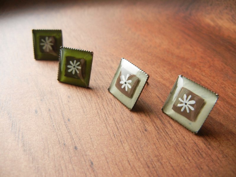 *coucoubird*方形小花耳环 - 耳环/耳夹 - 其他金属 卡其色