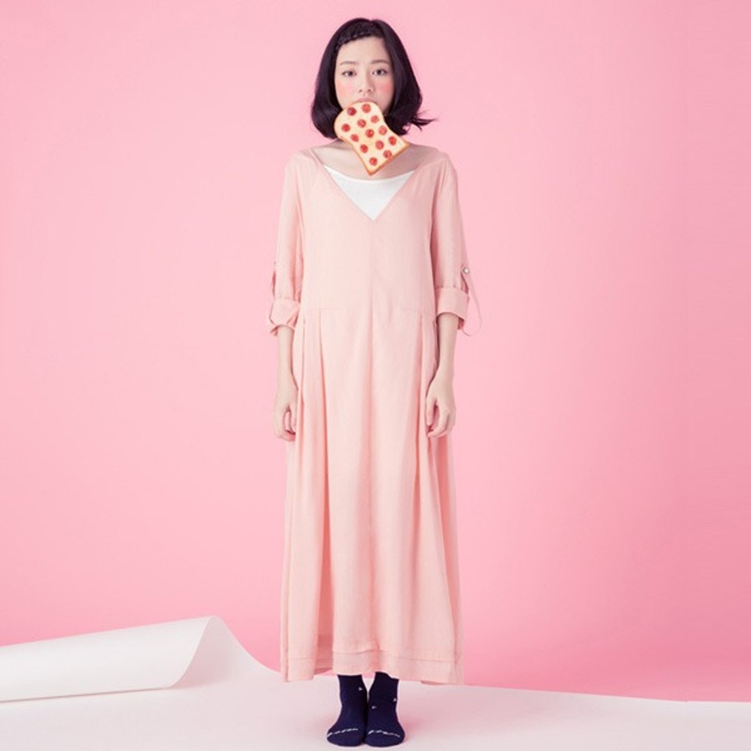 许许儿♪轻晨粉甜莓V型美背长版洋装 - 洋装/连衣裙 - 其他材质 粉红色
