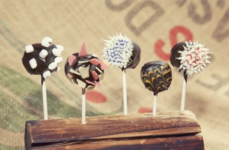 竖立在松杉木上甜蜜 - 蛋糕/甜点 - 新鲜食材 咖啡色