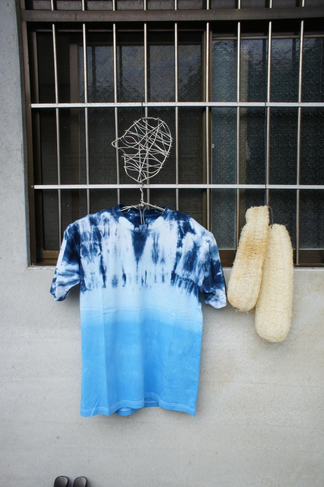 手工 绑染 扎染 全棉T-shirt 蓝色渐层抓绉 - 男装上衣/T 恤 - 棉 蓝色