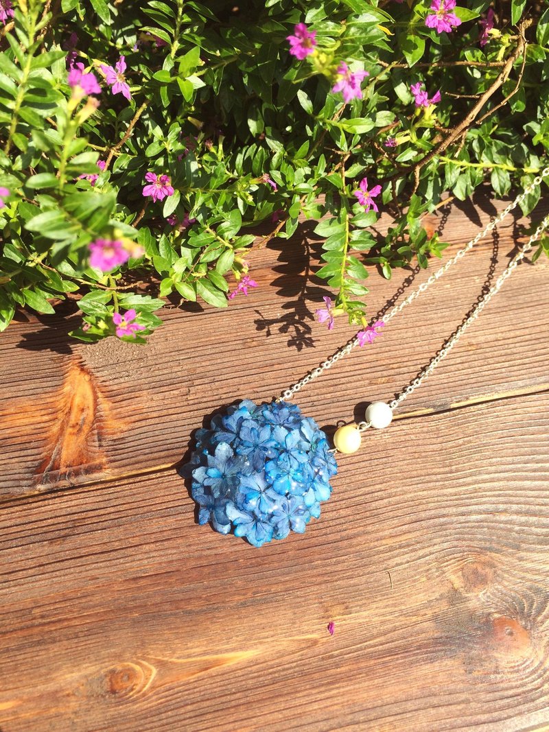 *Haku·Neko* 蓝色多瓣立体迷你小绣球花颈链 (真花系列) - 颈链 - 植物．花 蓝色