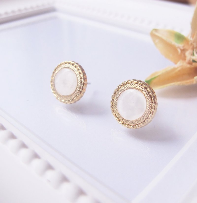 复古手工耳环 金框白 【小公主】 - 耳环/耳夹 - 塑料 白色