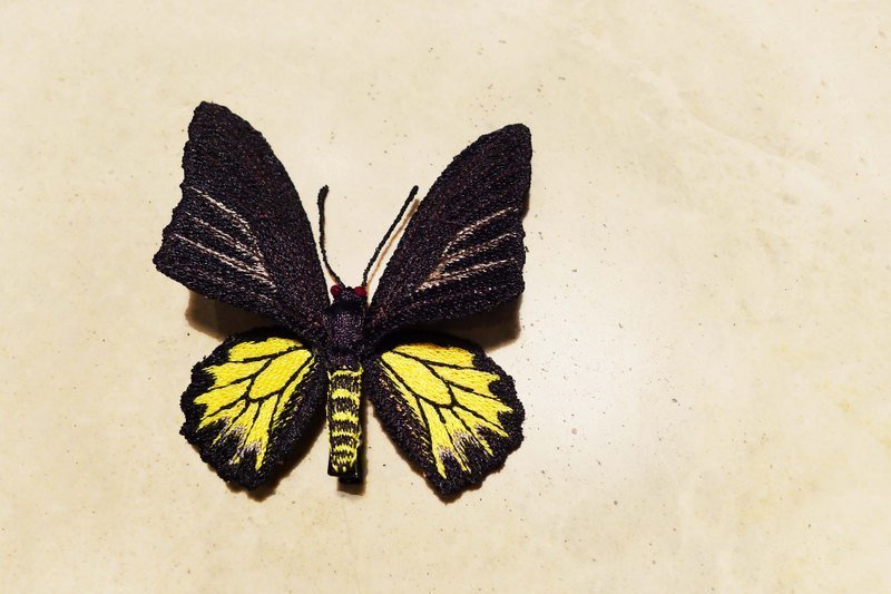 ［织林］黄裳凤蝶。刺绣 别针／小夹 - 胸针 - 其他材质 黄色