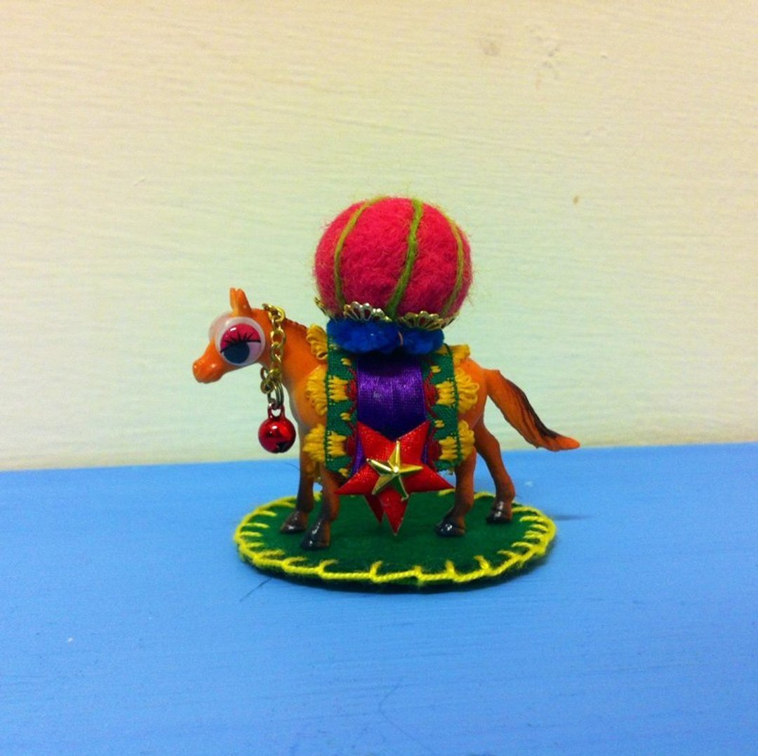 [A good horse often needs a good spur.] 针插 - 摆饰 - 塑料 