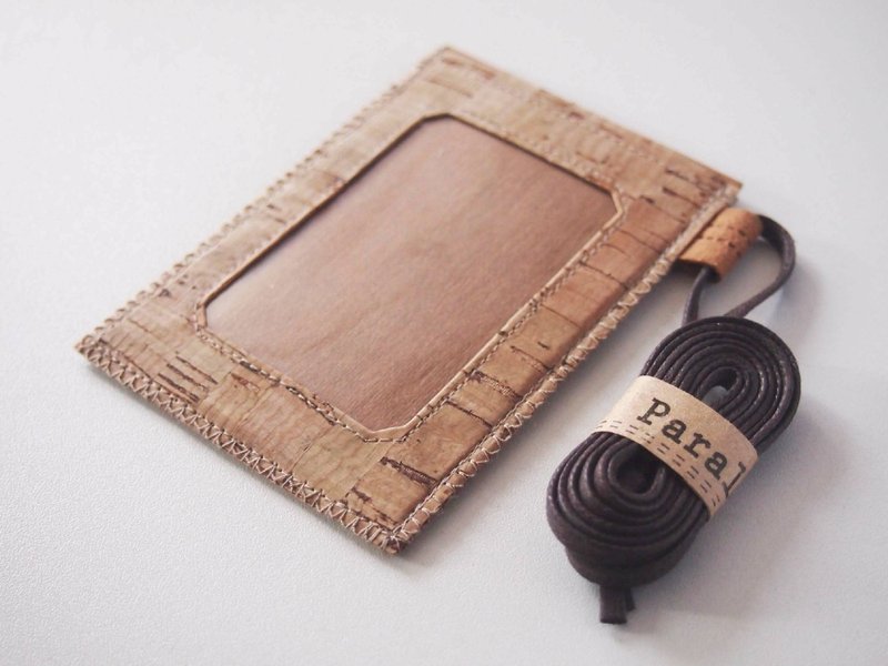 Paralife 片纹软木 挂颈 识别证套 悠游卡套 ID卡门禁卡套 证件套 车票套 卡片套 工作证 卡夹 票夹 证件夹 车票夹 量身订造 可另加刺绣个性化名字 - 证件套/卡套 - 木头 卡其色