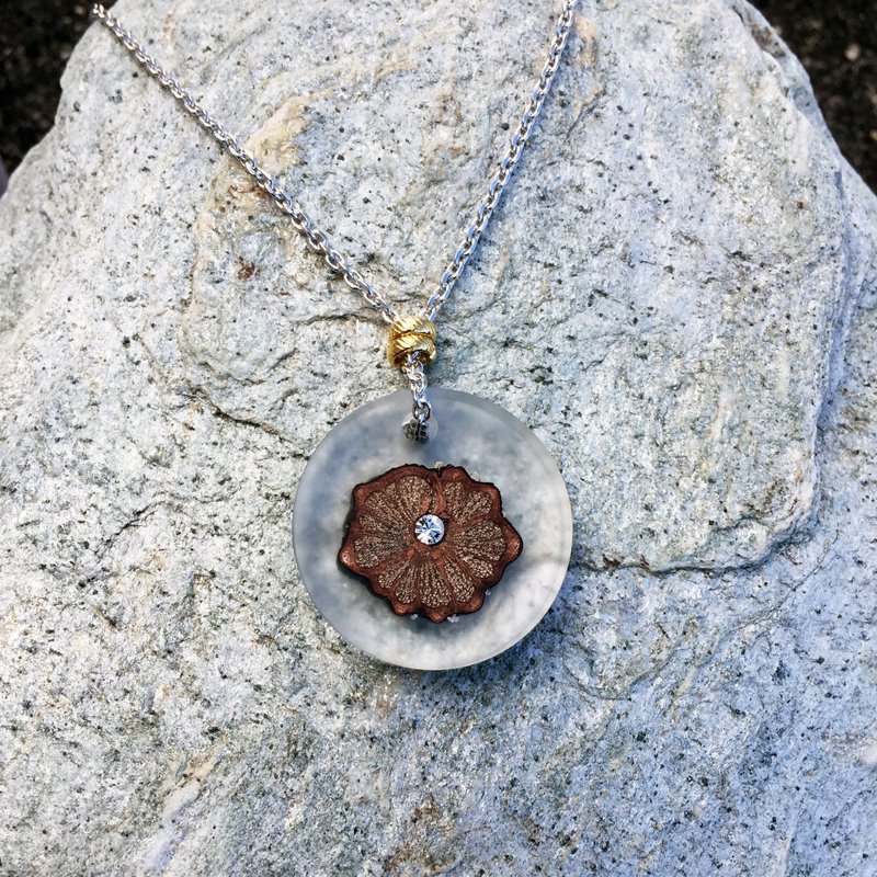 【She Shines】森林系- 菊花琥珀 项链 - 项链 - 木头 咖啡色