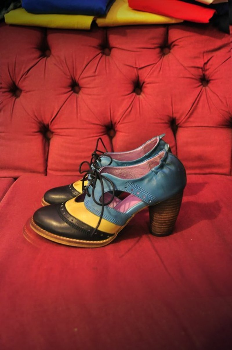 少女没有矜持，但有她的坚持。焦糖打腊挖空中跟鞋。 - 女款休闲鞋 - 真皮 黑色